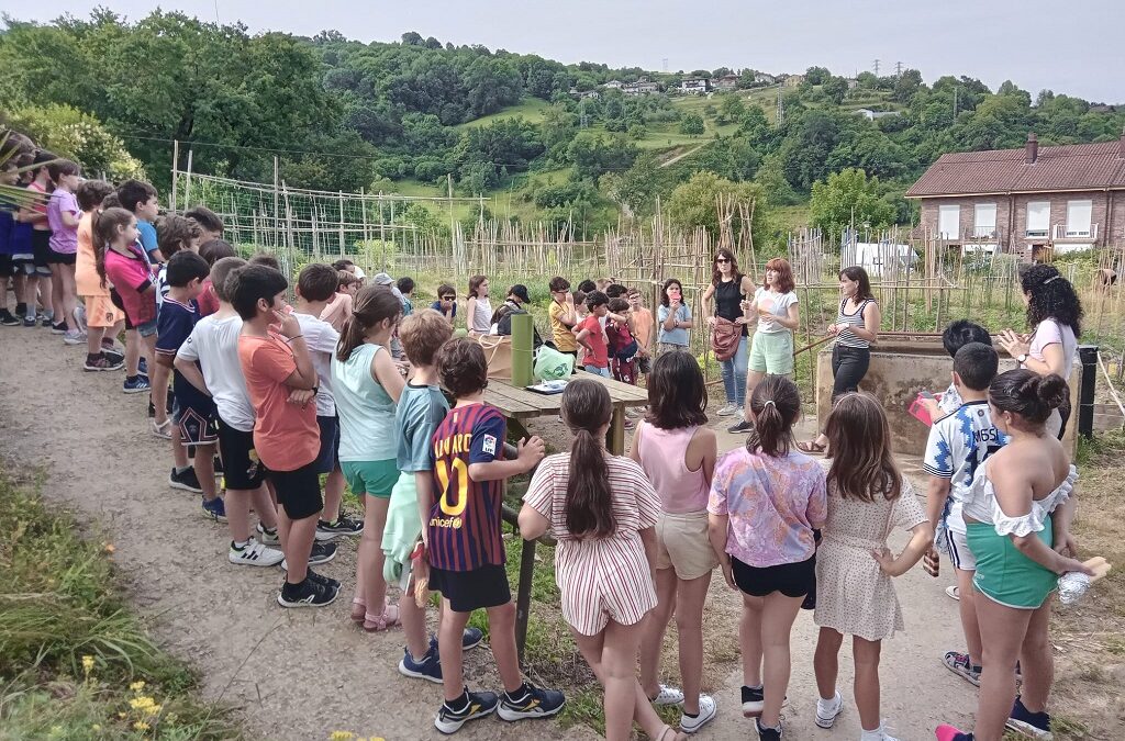 Los y las escolares de Astigarraga visitan las huertas municipales