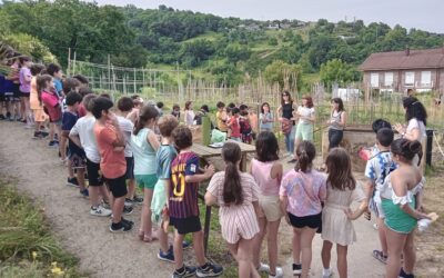 Los y las escolares de Astigarraga visitan las huertas municipales